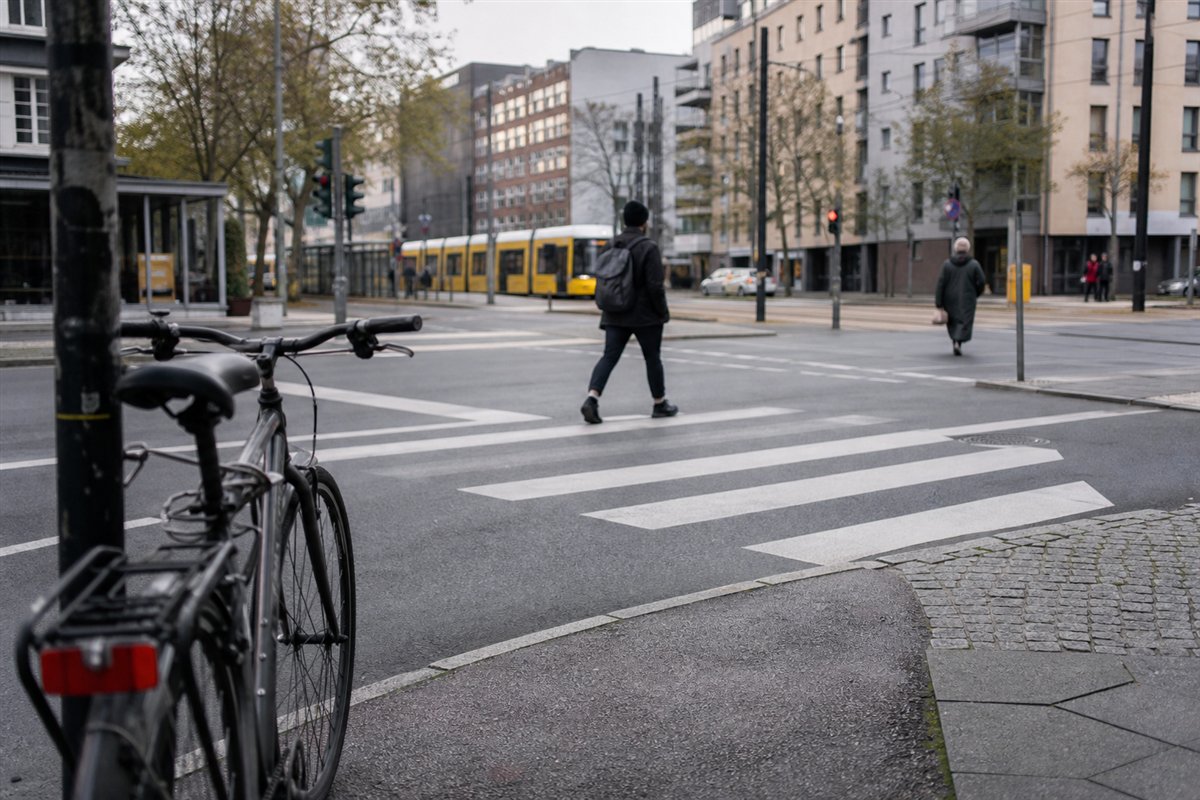 Ruhige Berliner Stadtszene mit lokalen Orientierungspunkten